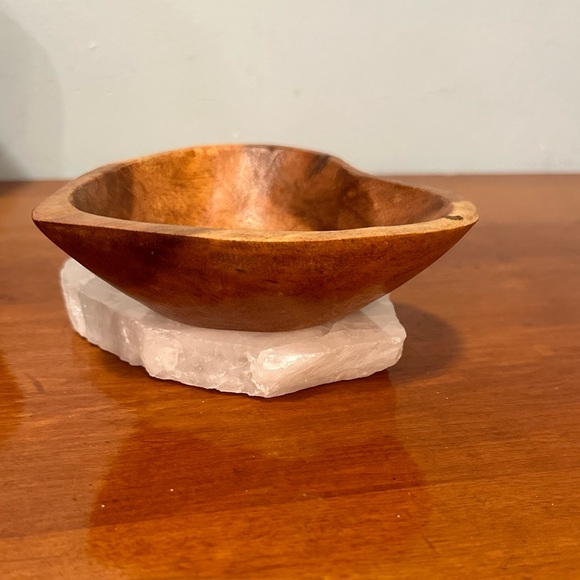 Large Wooden bowl hand carved - Picture 2 of 3